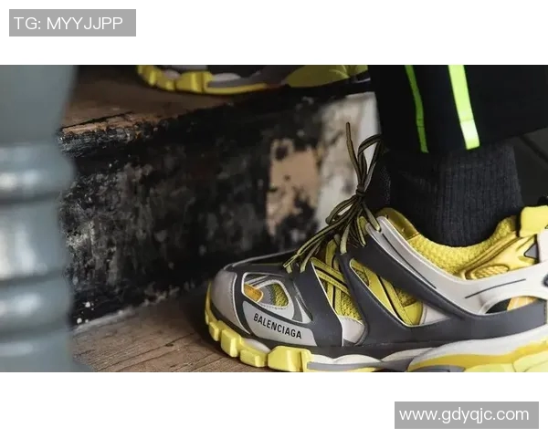 足球明星潮流风向标巴黎世家鞋子成球场新宠引领时尚潮流